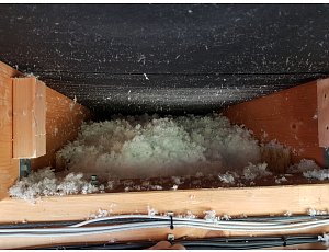 Vyplnění dutiny střechy izolací